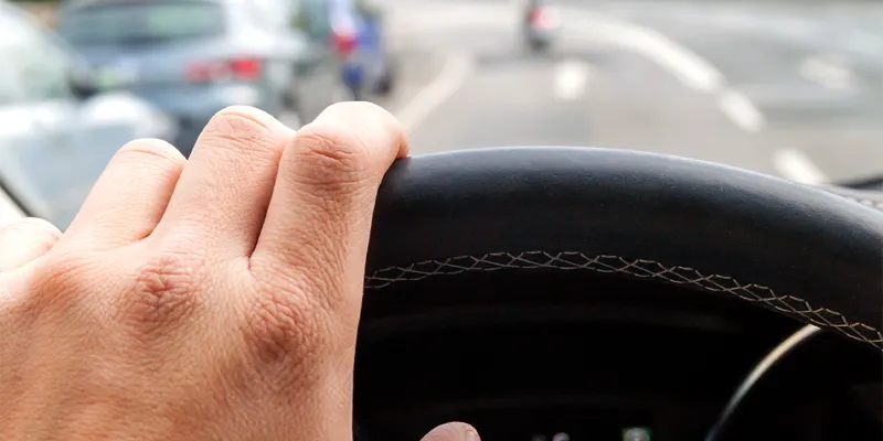 Auto zieht zur Seite: Ursachen und Lösungen