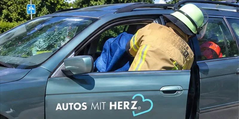 Autos mit Herz unterstützt Rettungsdienst- und Feuerwehrübung